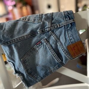 Levi’s high waisted shorts 26